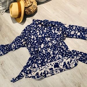 100% silk boxy blouse w/ tie -M